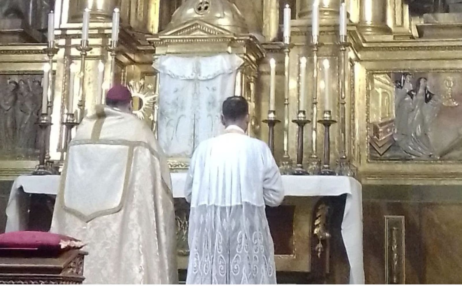 De Rojas y Ceacero, 'celebrando misa' en Belorado