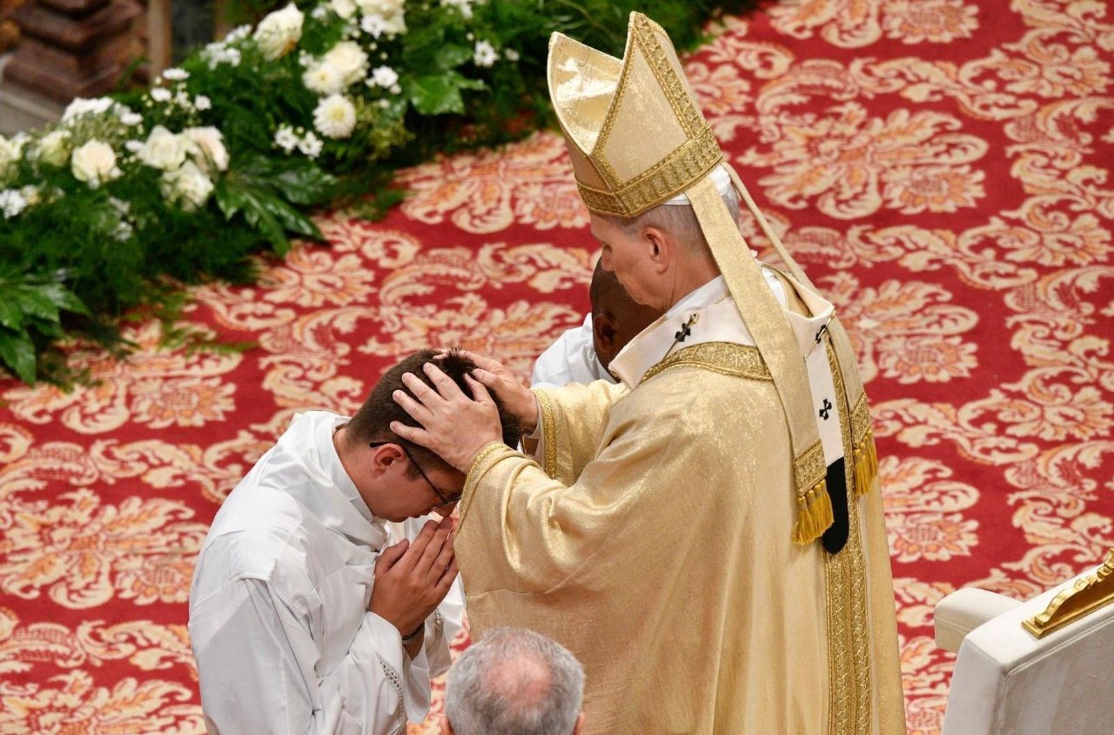 León XIV durante una ordenación sacerdotal