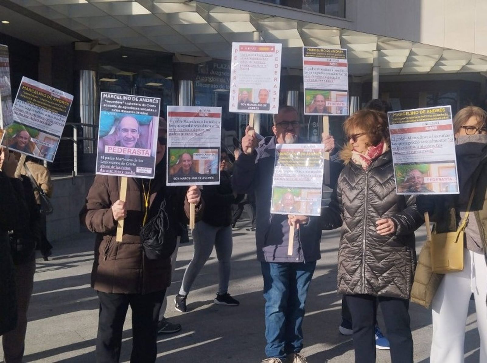 Familiares afectados por el caso del excapellan del colegio Highlands