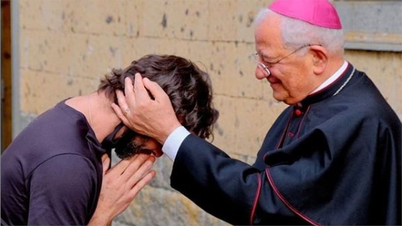 Ricardo Ceccobelli junto al obispo Gualtiero Sigismondi.