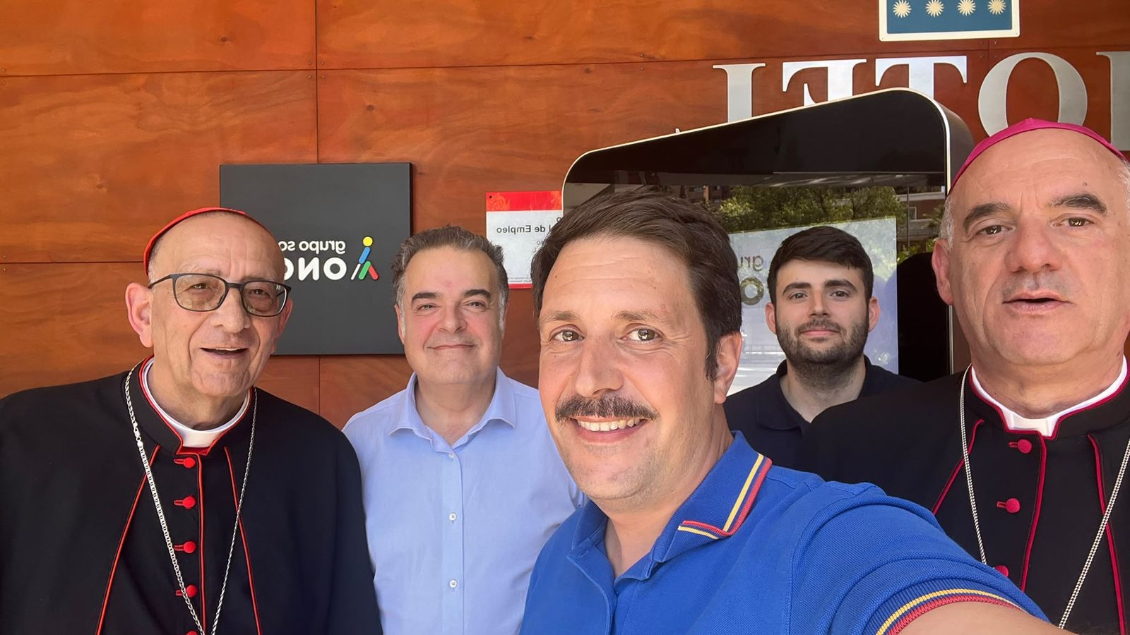 Omella y Pérez Pueyo, con representantes de las víctimas