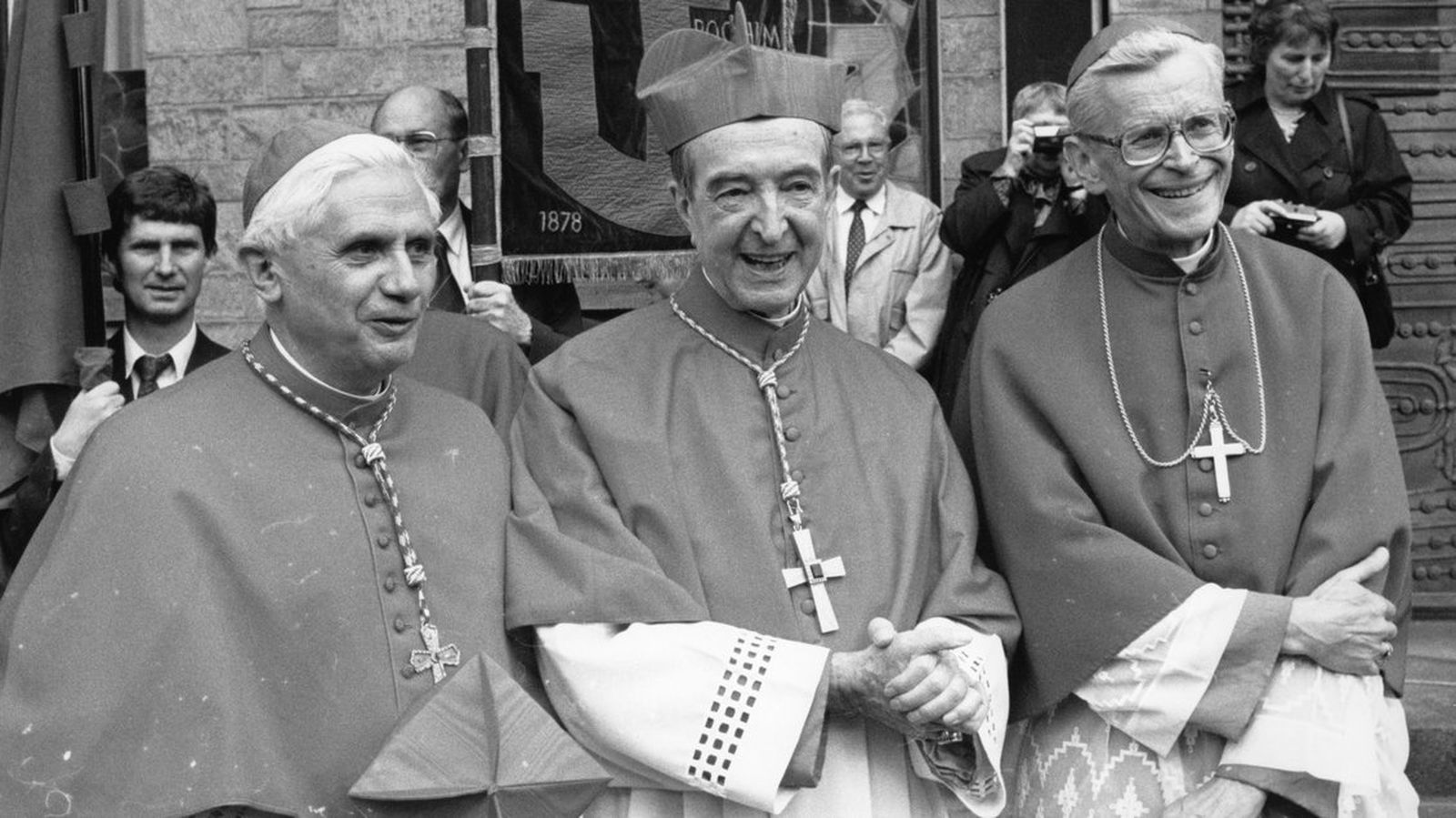 El cardenal Franz Hengsbach (centro) se movía en los más altos círculos de la Iglesia. Aquí con Joseph Ratzinger (izquierda), el posterior papa Benedicto XVI.
