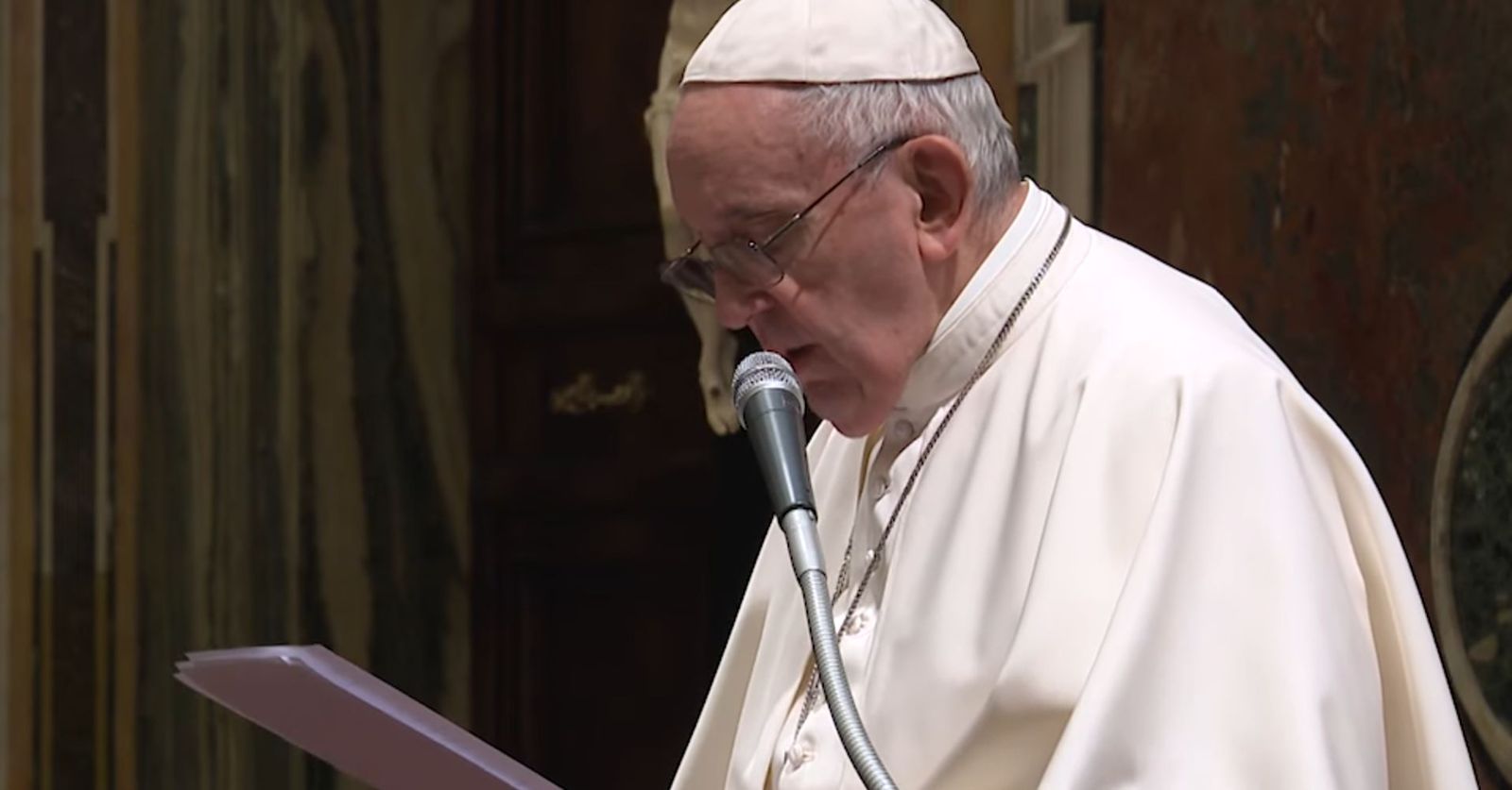 Francisco habla a los miembros de FIDESCO