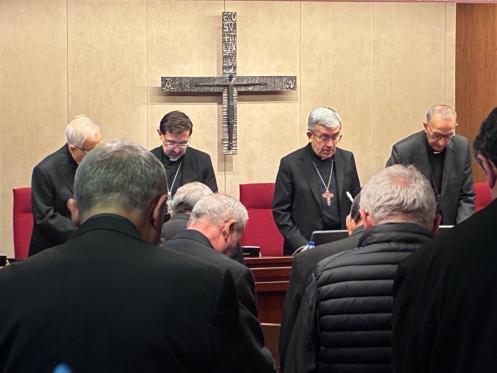 La mesa presidencial de la CEE