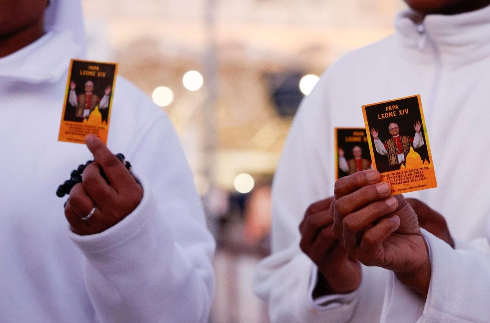 Unas religiosas con unas estampas de León XIV