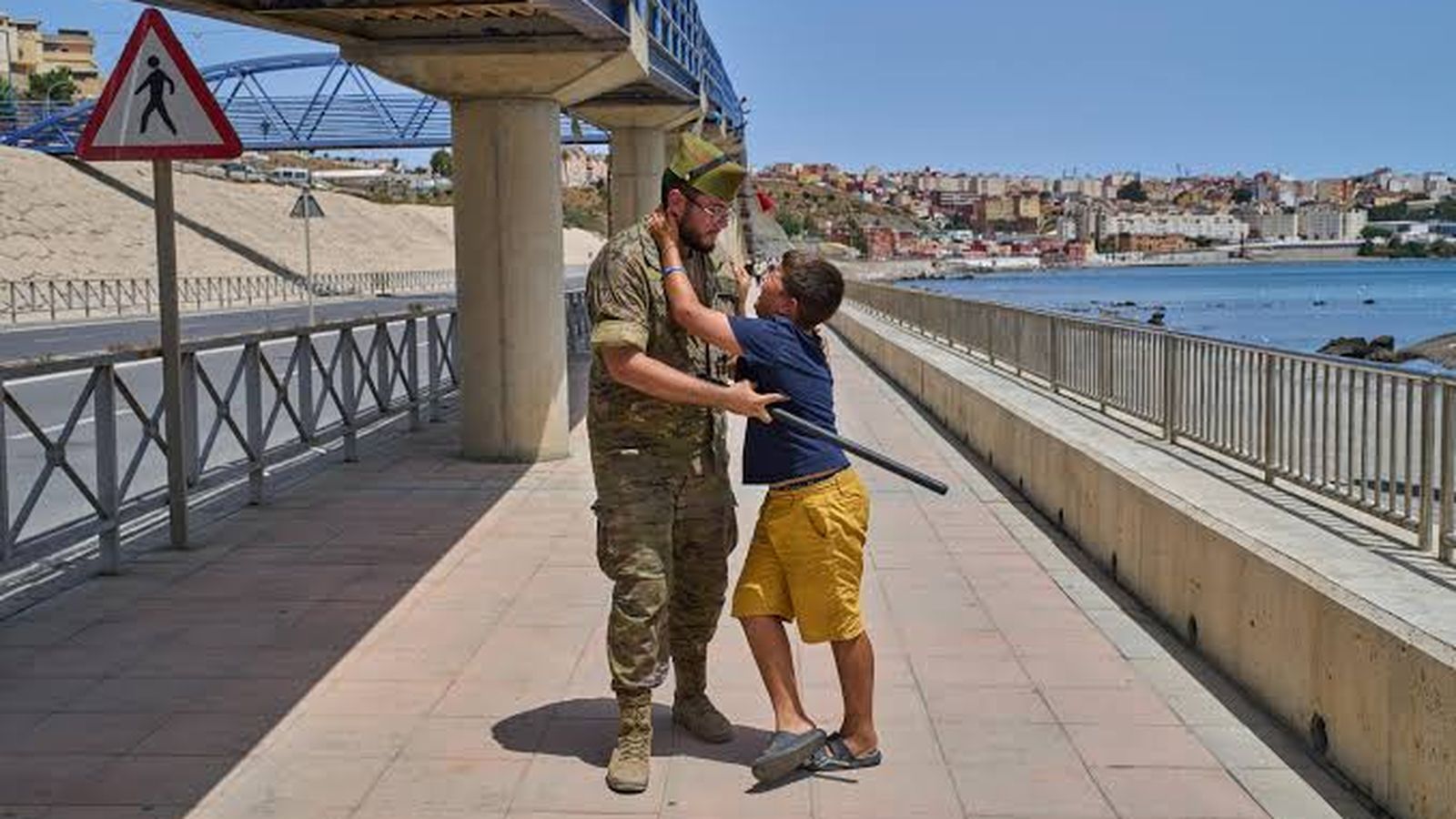 Un menor suplica a un soldado entrar en ceuta