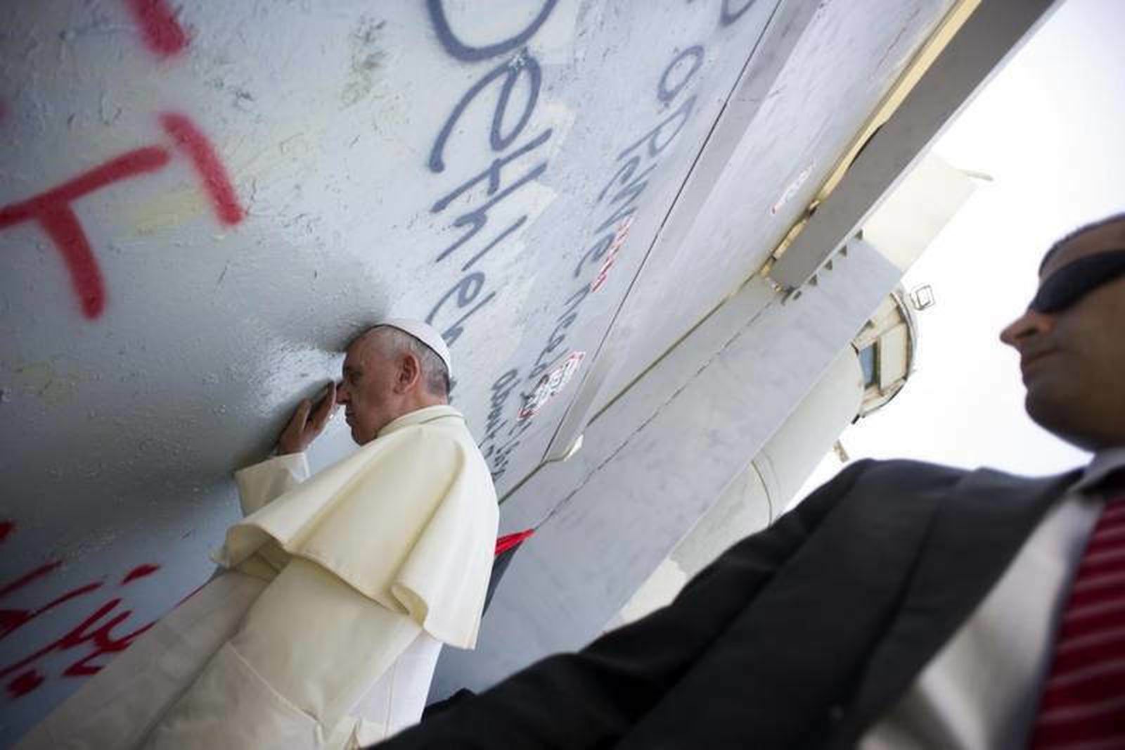 El Papa reza ante el muro que divide Israel y Palestina