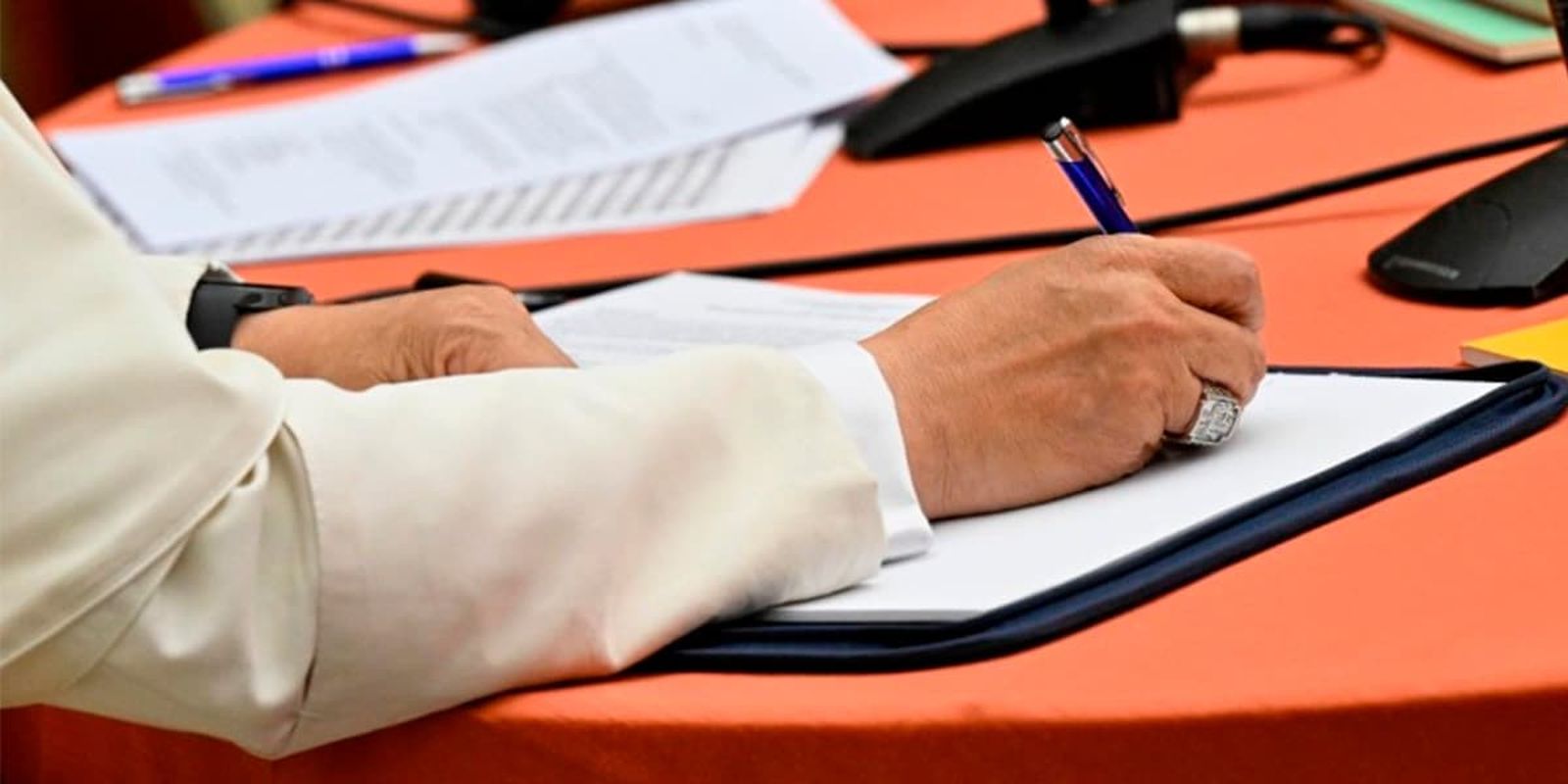 León XIV escribiendo