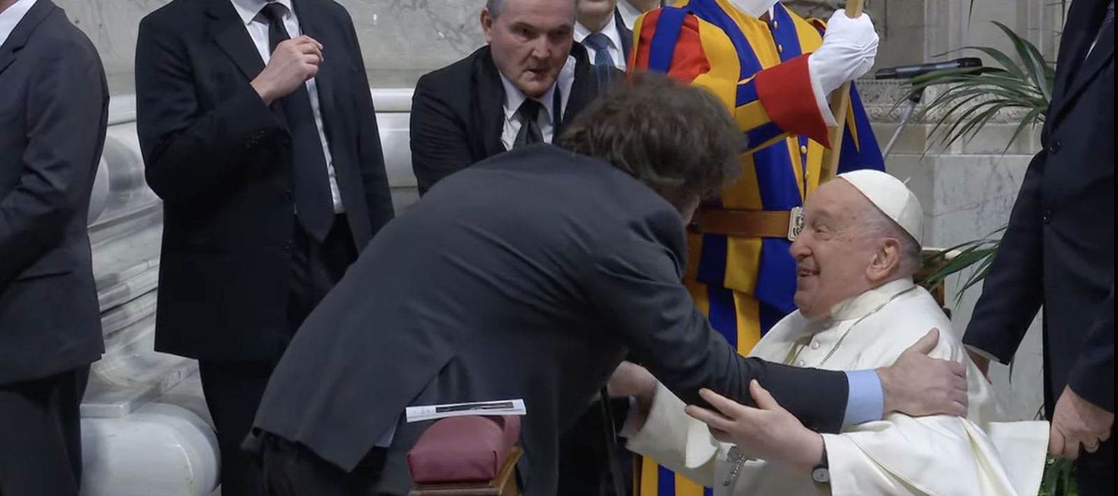 MIlei y el Papa, abrazados tras la canonización de Mama Antula