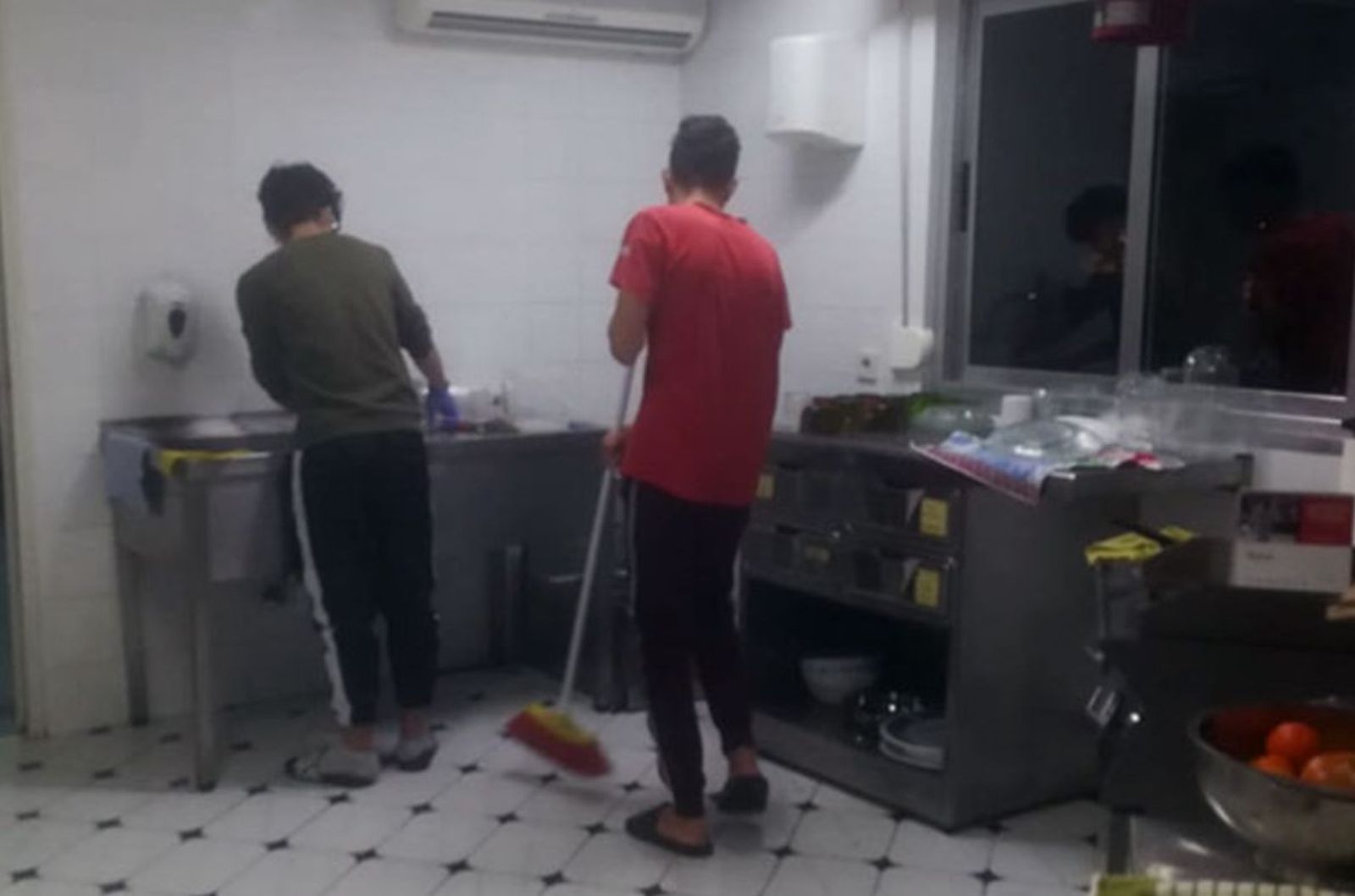 Mesa de hospitalidad. Reparto de las tareas de limpieza