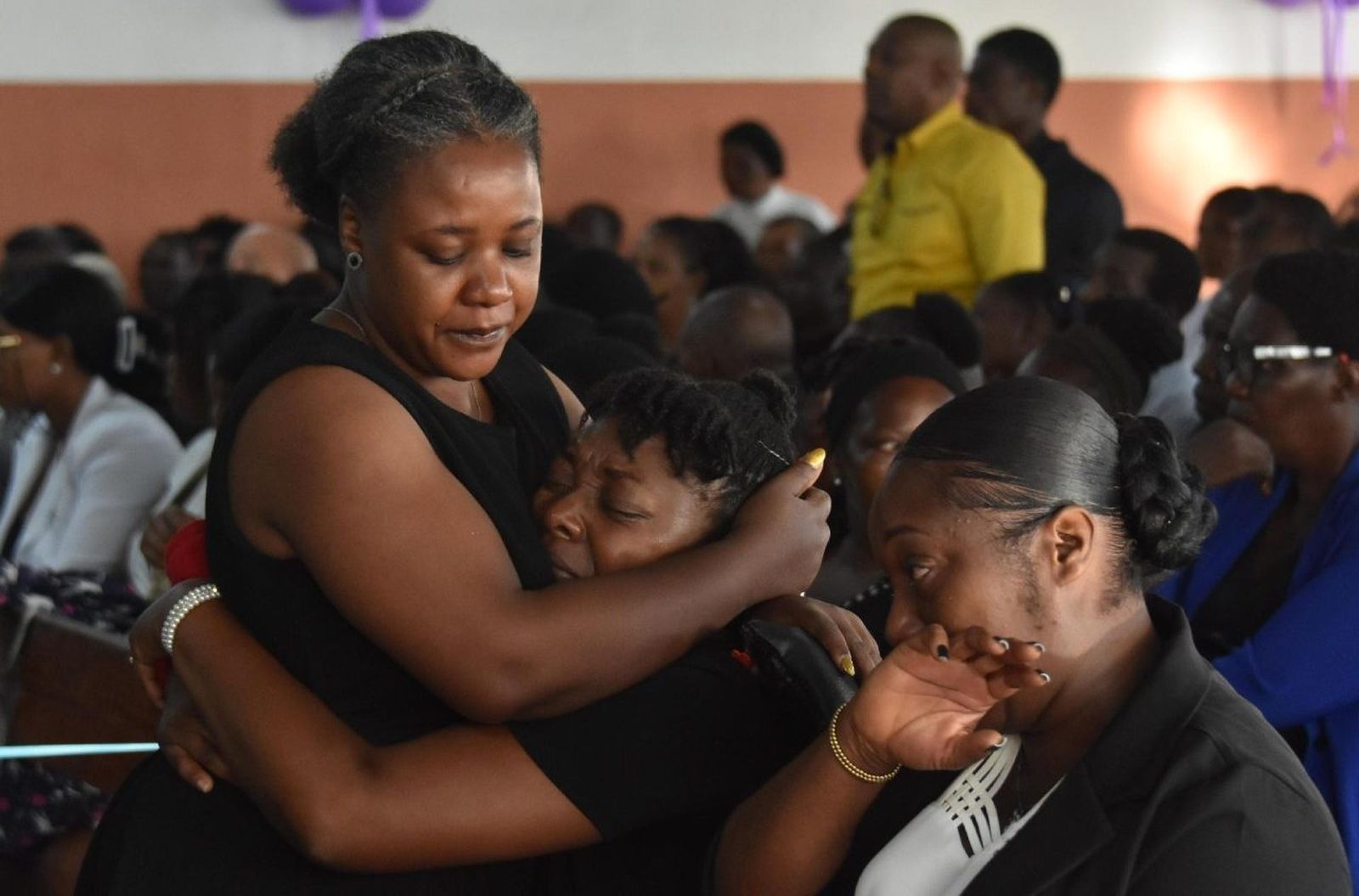 Familiares de las víctimas lloran a sus seres queridos tras la masacre de Kenscoff