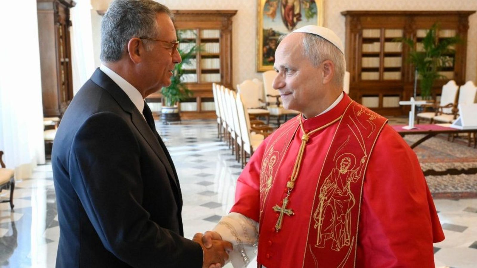 António José Martins saluda al papa León XIV