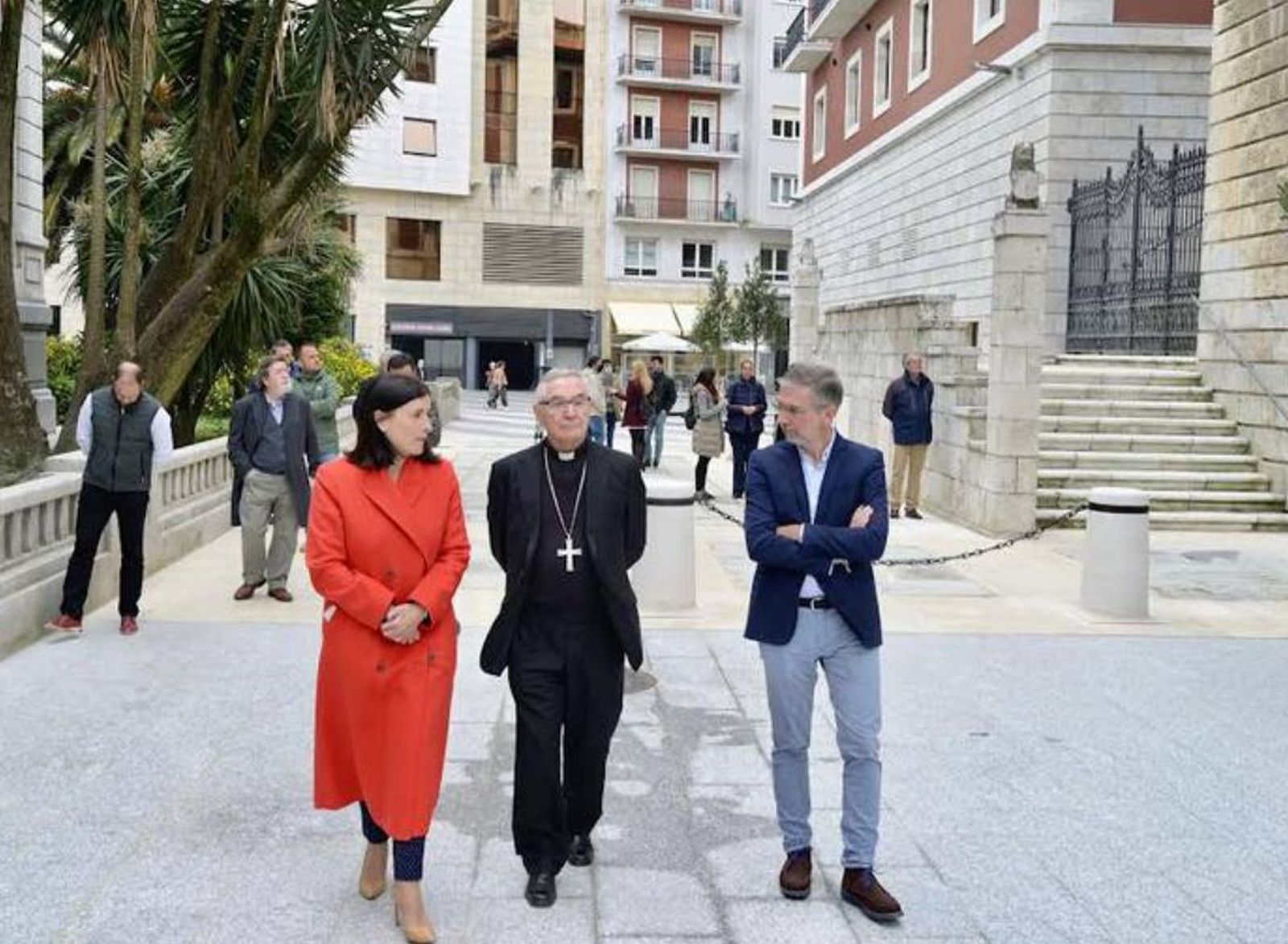 El obispo junto a la alcaldesa de Santander y  el concejal de Fomento