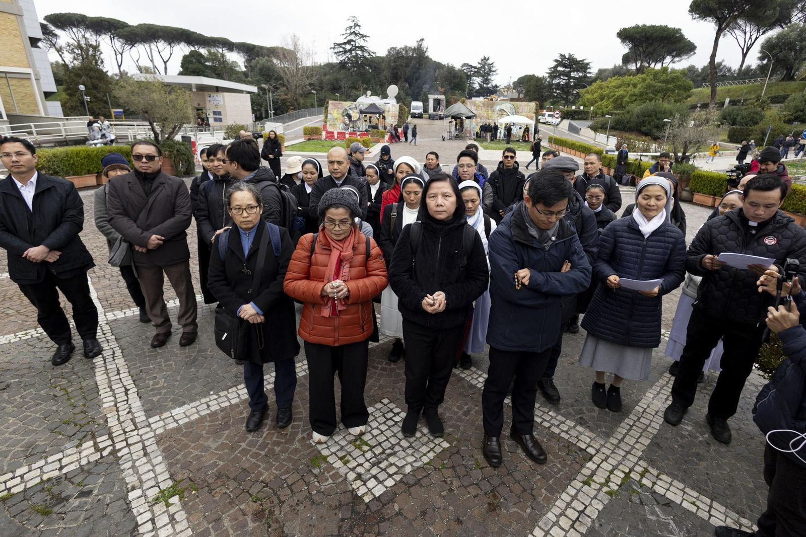 Fieles rezan en el Gemelli