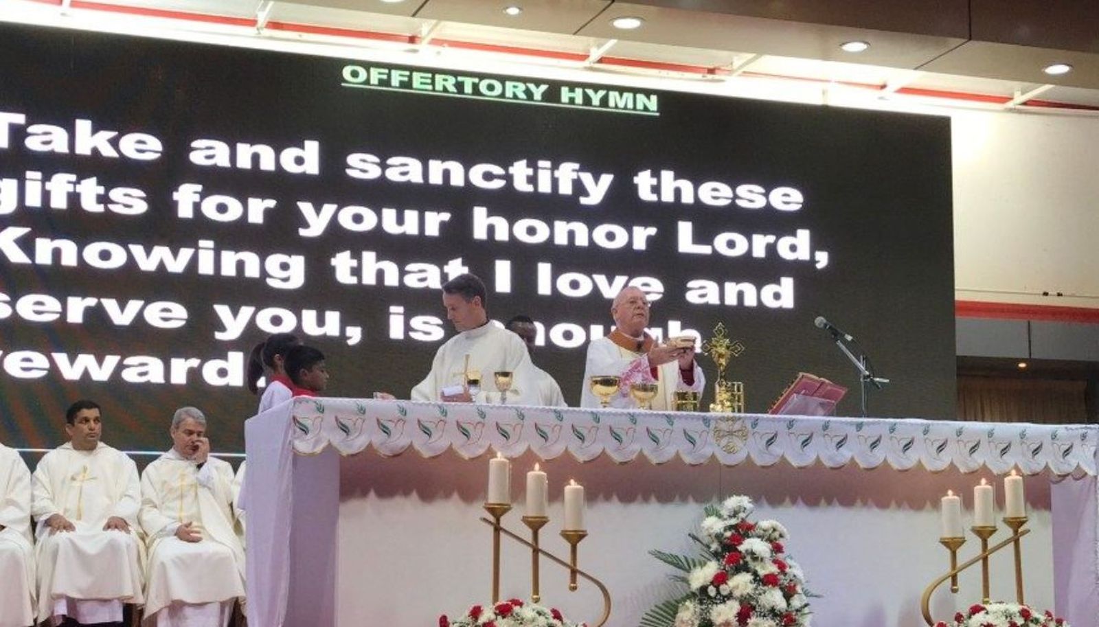 Misa de acción de gracias en Abu Dabi