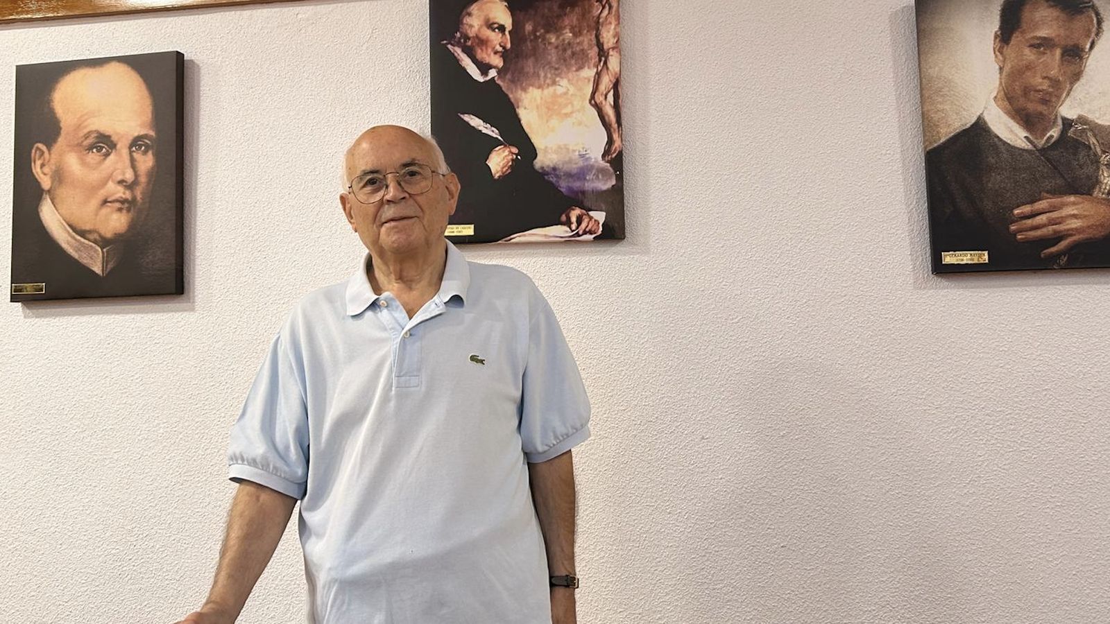 Marciano Vidal, con los retratos de santos redentoristas en su parroquia de Boadilla del Monte