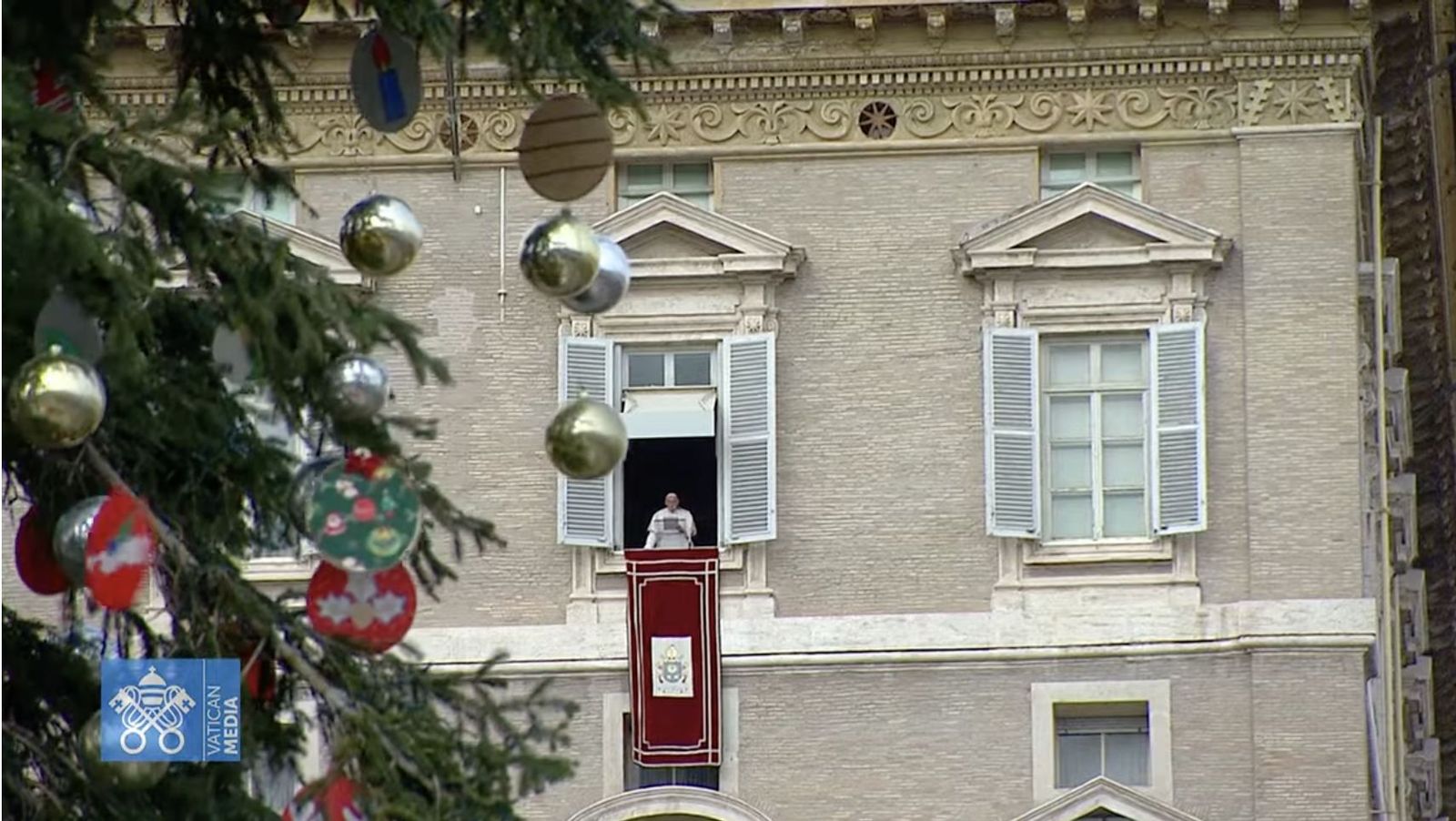 Francisco reza el ángelus desde el balcón del palacio apostólico