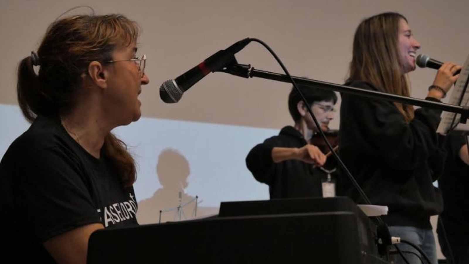 Actuación de Praiselord Group Music