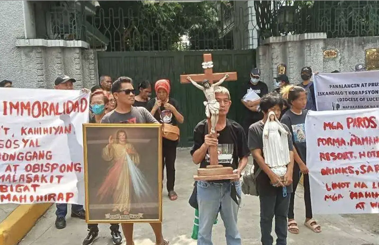 Concentración de laicos filipinos ante la nunciatura en Manila