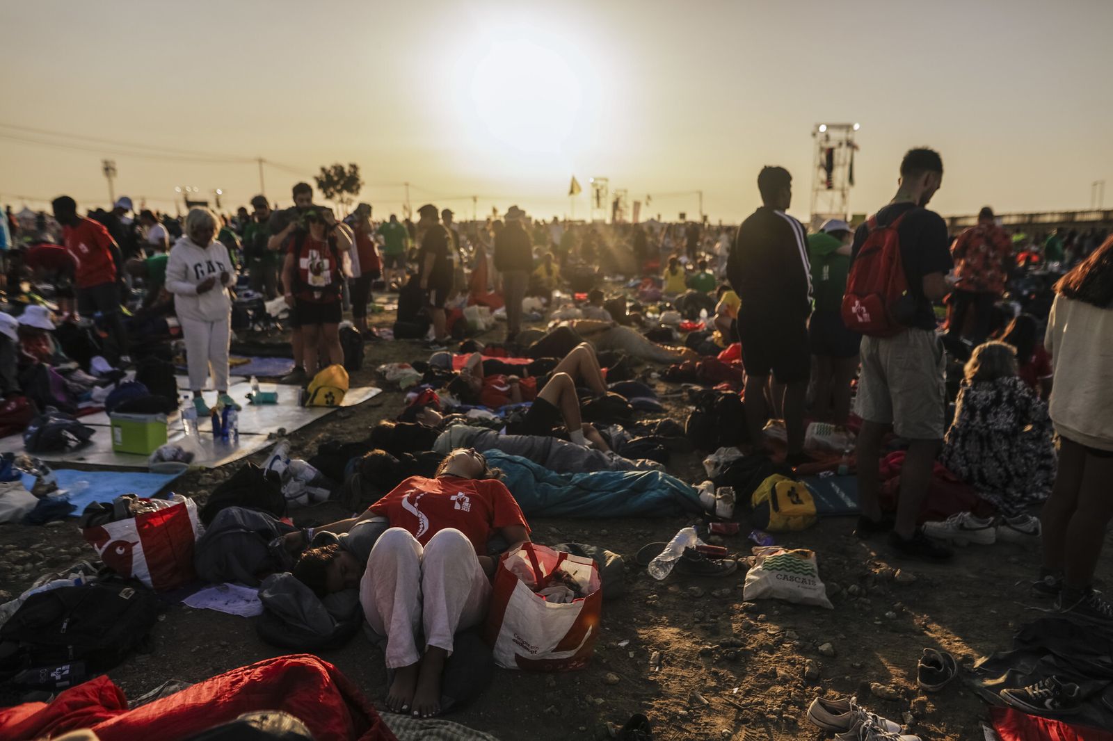 Cienrtos de miles de jóvenes durmieron al raso para acompañar al Papa en la misa de clausura