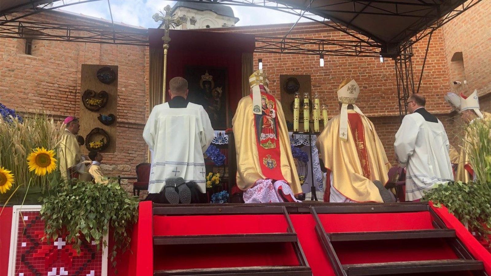 La súplica del arzobispo Gallagher ante el icono de la Virgen del Santo Escapulario del Monte Carmelo de Berdýchiv (Ucrania)
