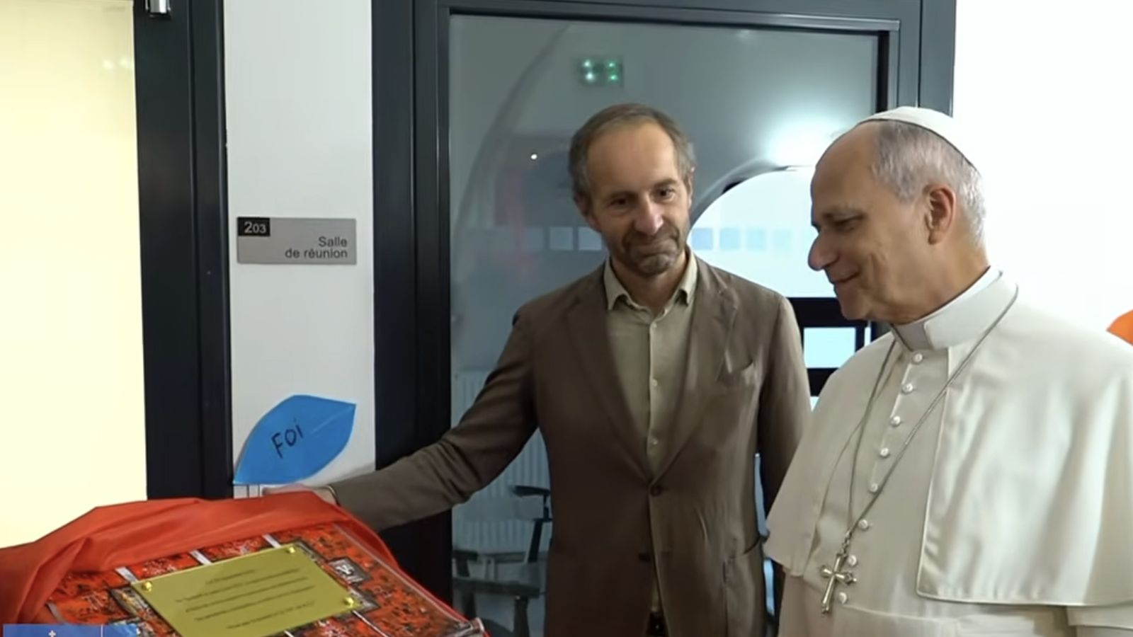 El Papa descubre una placa en la Maisson Bakhita