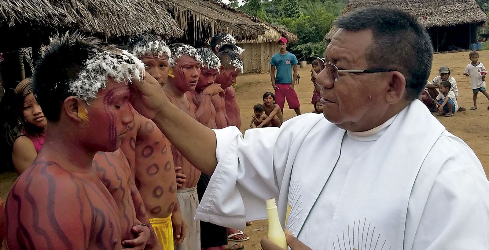 Justino Sarmento Rezende en una comunidad indígena