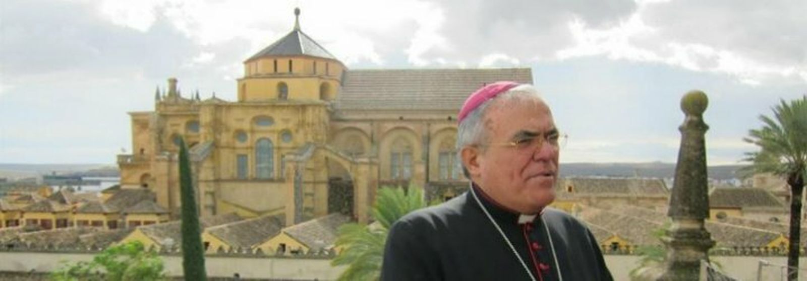 Demetrio Fernández, con la Mezquita-Catedral del fondo