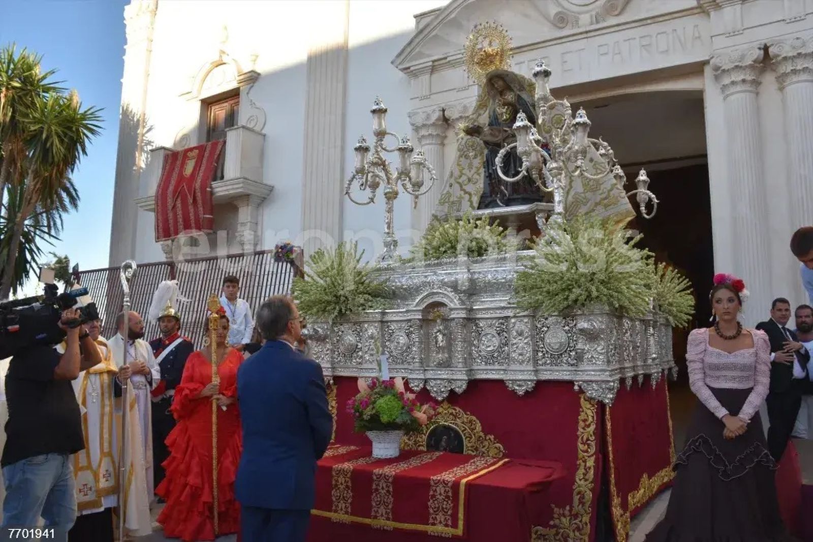 Ofrenda de flores a la Virgen  de África. Ceuta.