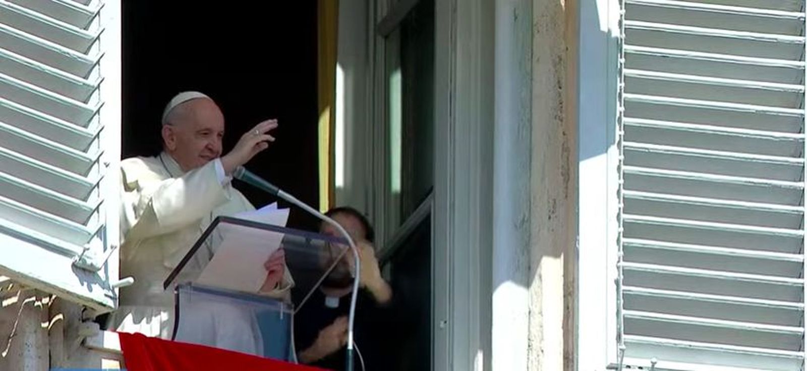 El Papa saluda a los fieles