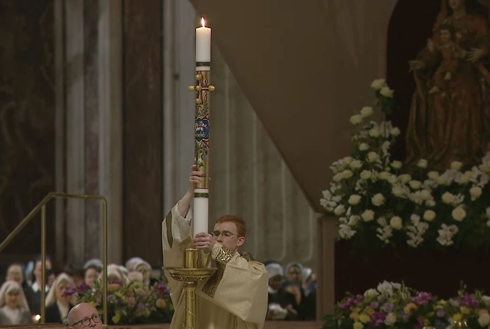 Colocación del cirio pascual en el altar
