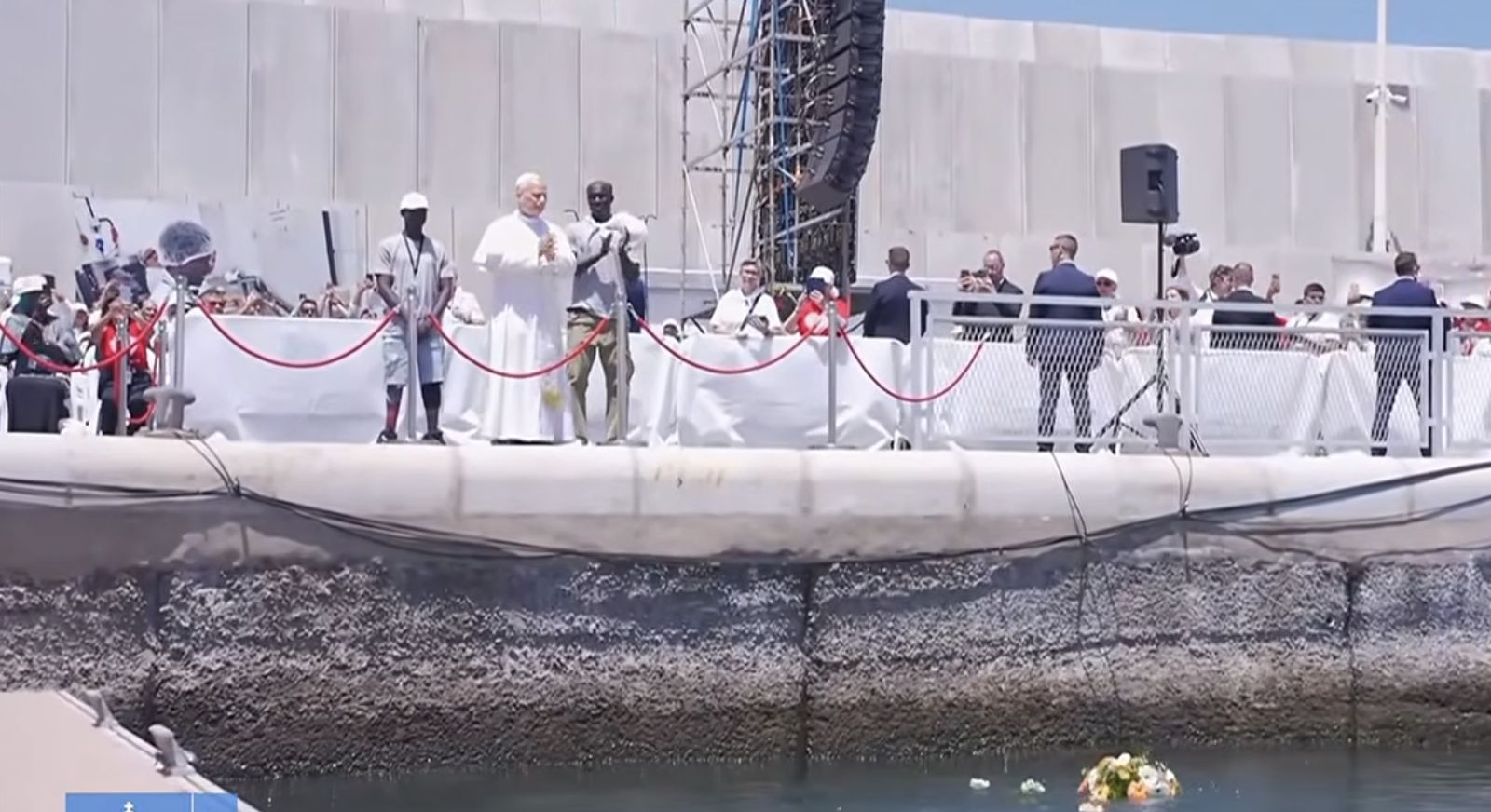 El Papa lanza una corona de flores al mar