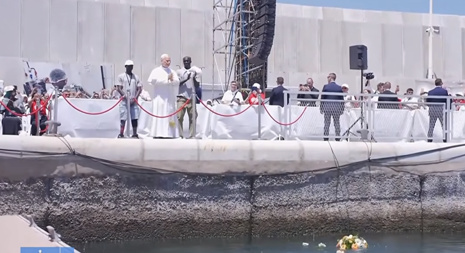 El Papa lanza una corona de flores al mar