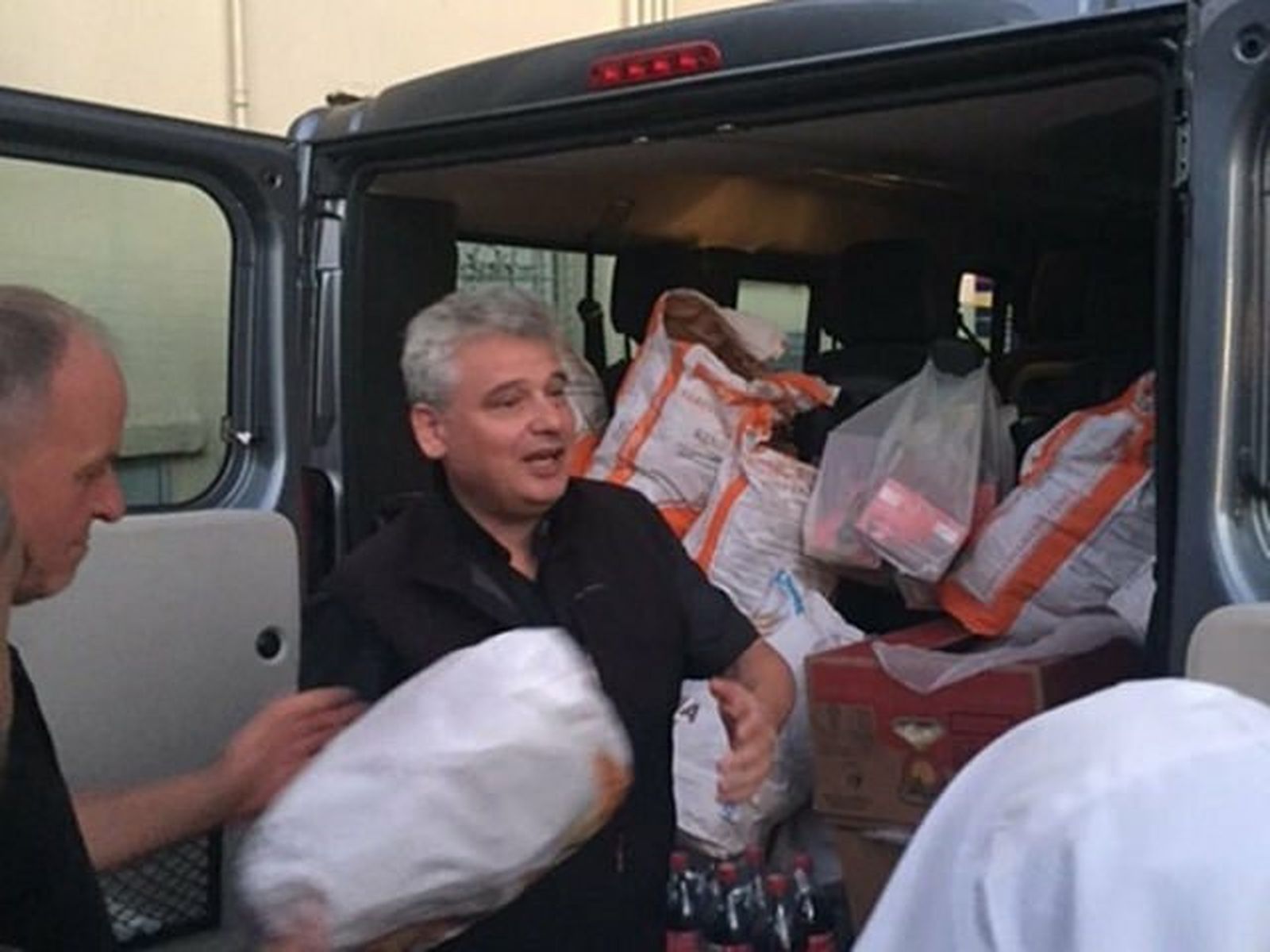 Krajewski, distribuyendo alimentos para los pobres