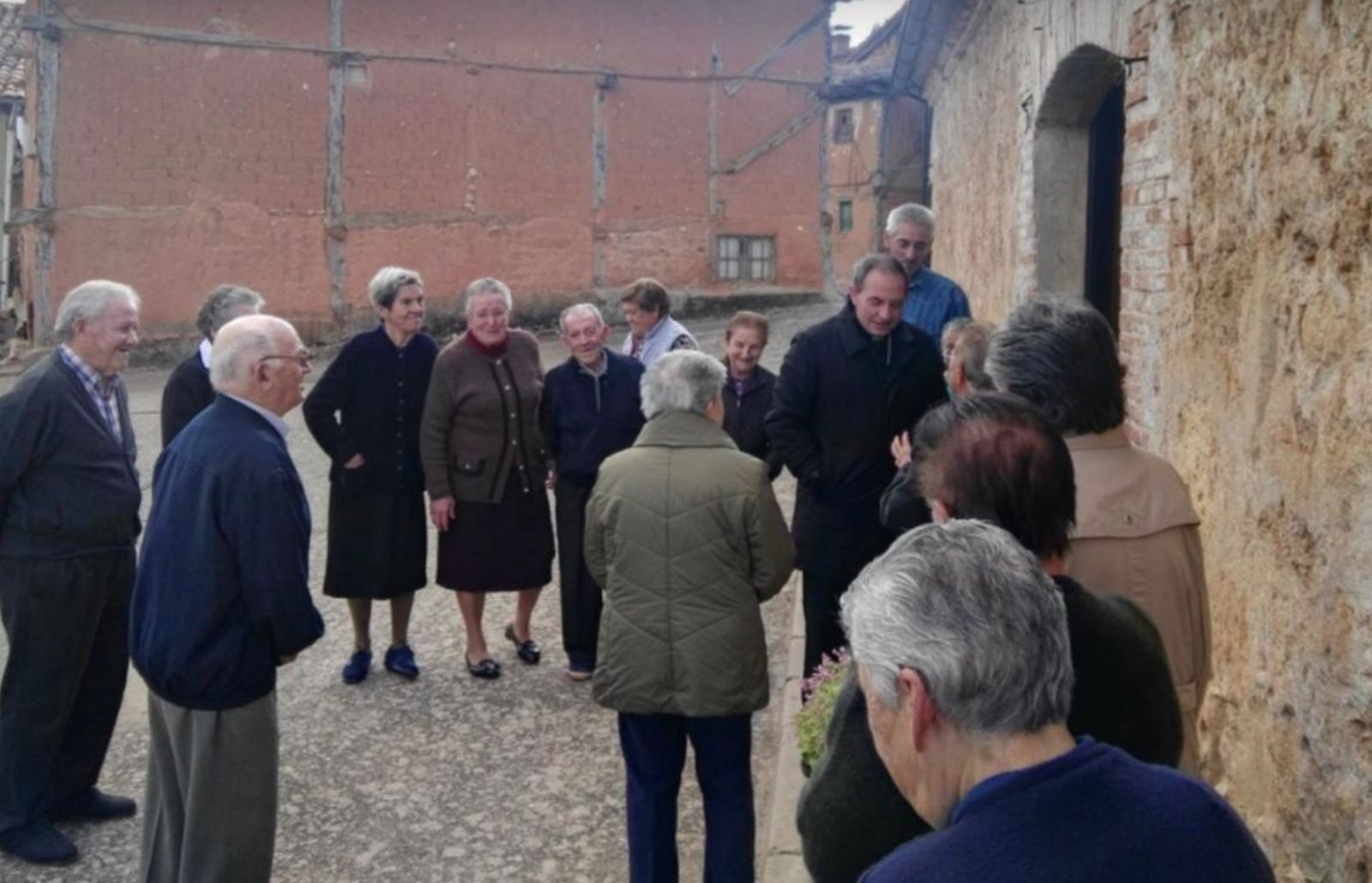 El obispo de Soria en un pueblo antes de la pandemia