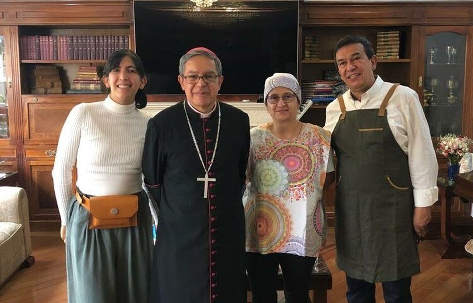 El cardenal Luis José Rueda Aparicio con la familia de Gabriel