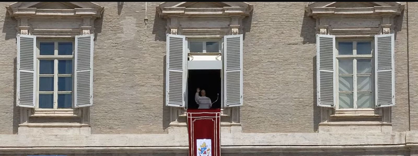El Papa saluda desde el balcón