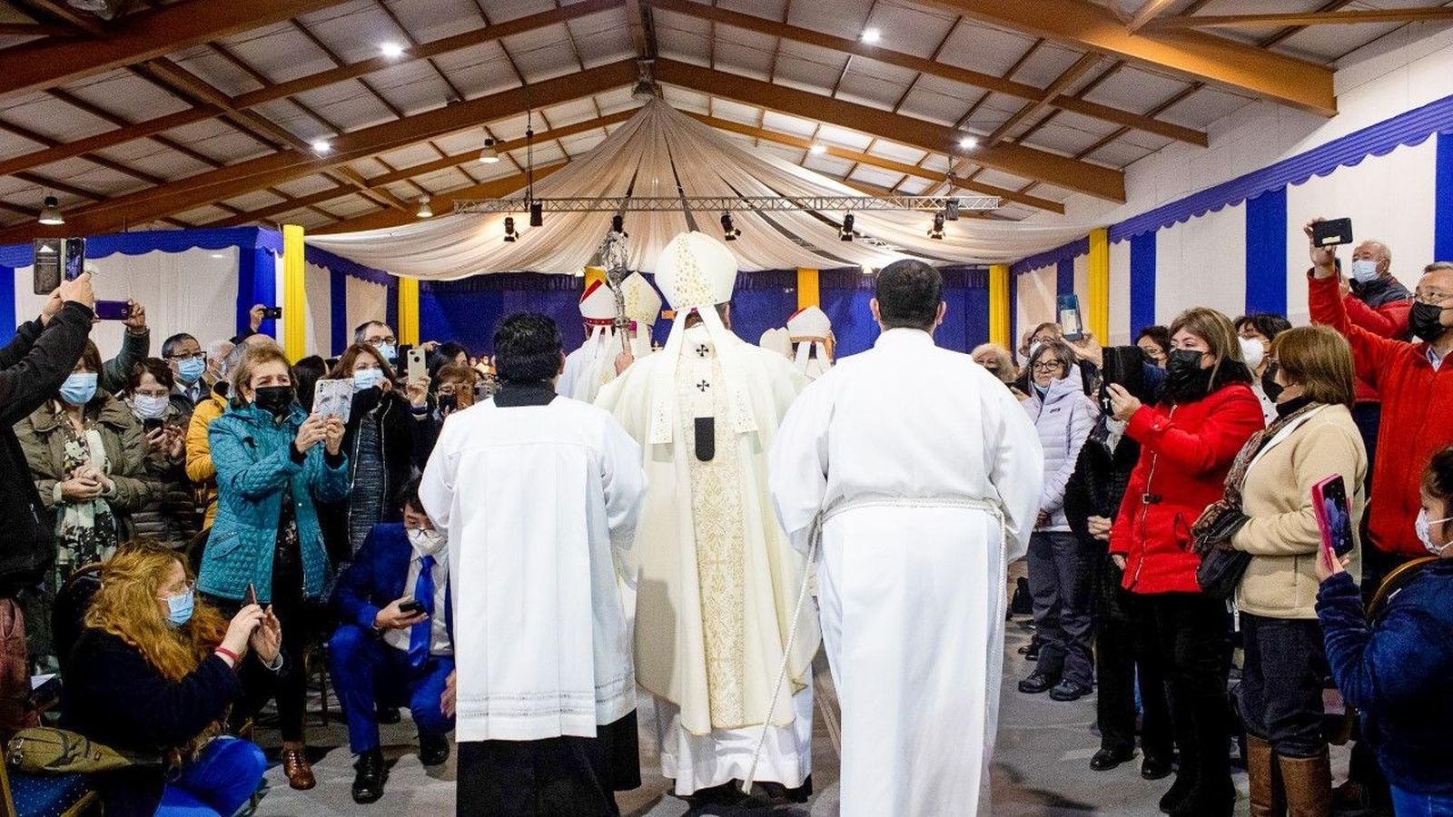 Entrada de los nuevos obispos