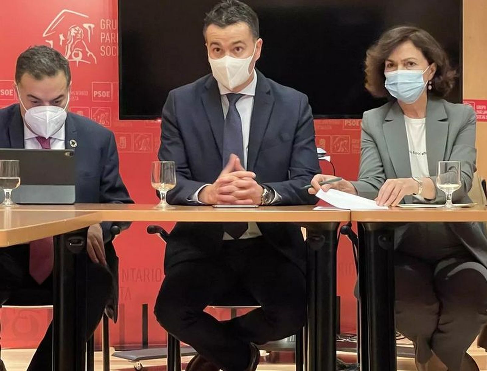 Héctor Gómez, la presidenta de la Comisión de Igualdad Carmen Calvo y el diputado Juan Cuatrecasas