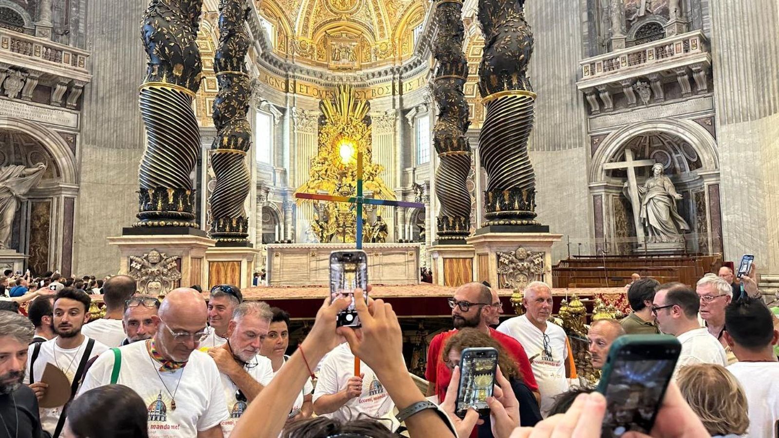 La cruz de la diversidad, en el altar de San Pedro