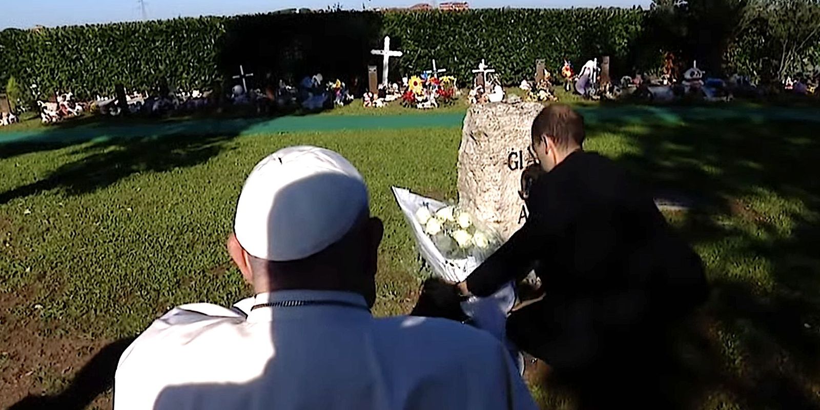 Papa, en el cementerio lauretino