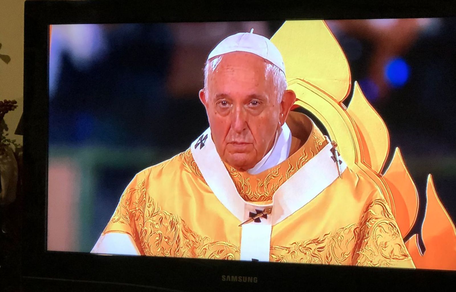 Siguiendo al Papa por la televisión local