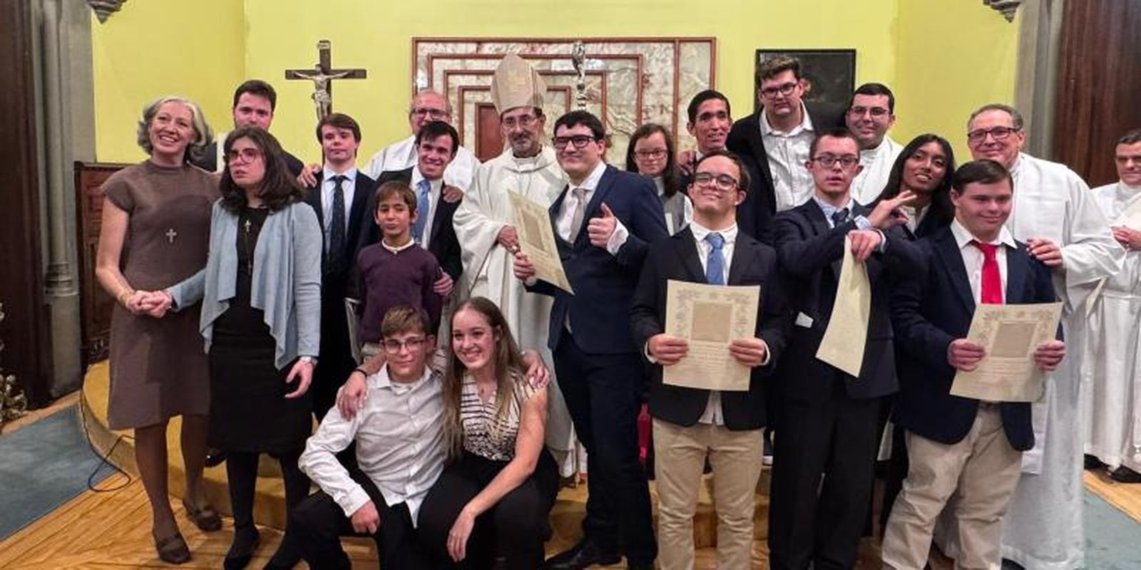 Grupo de jóvenes confirmados