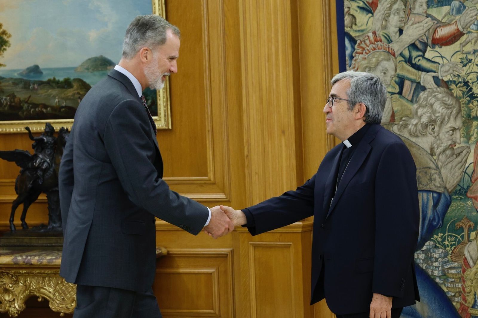 Felipe VI saluda a Luis Argüello