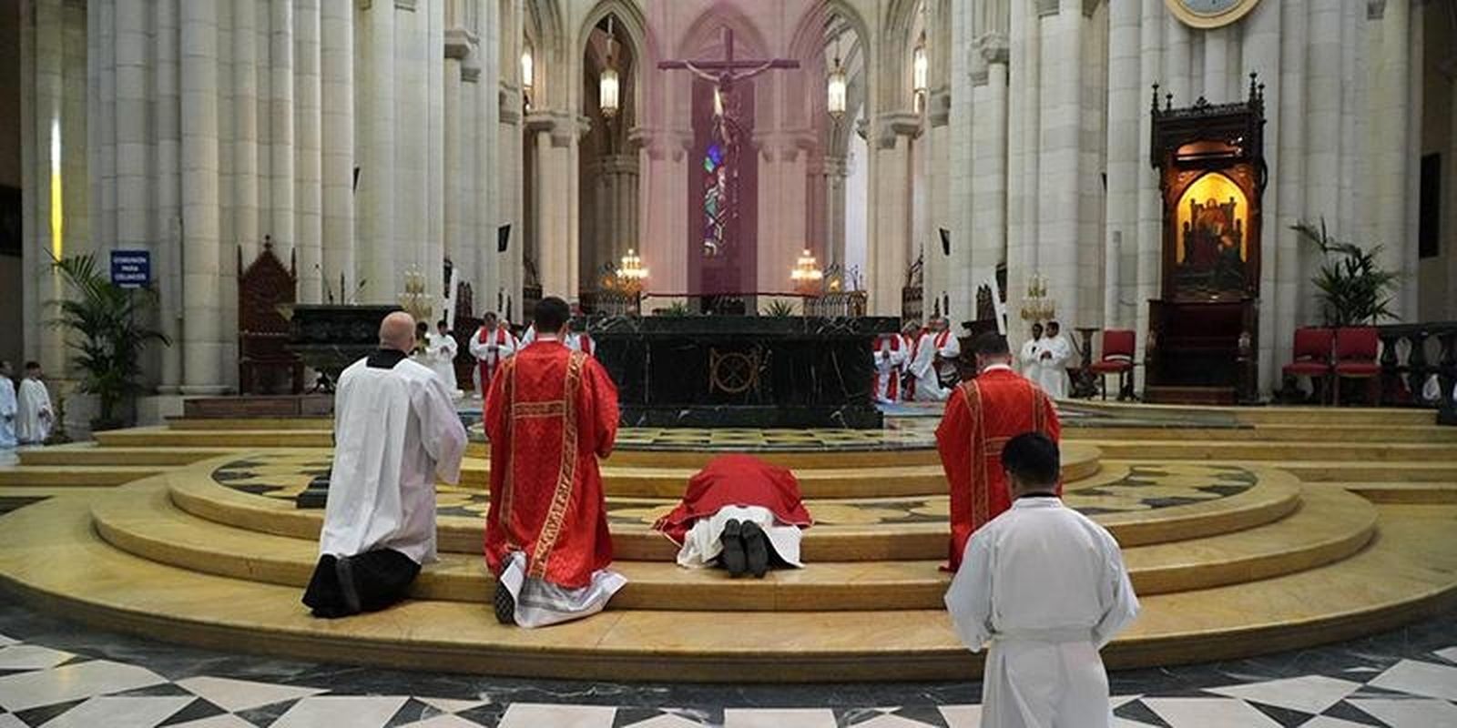 Cobo, postrado a los pies del altar de la Almudena
