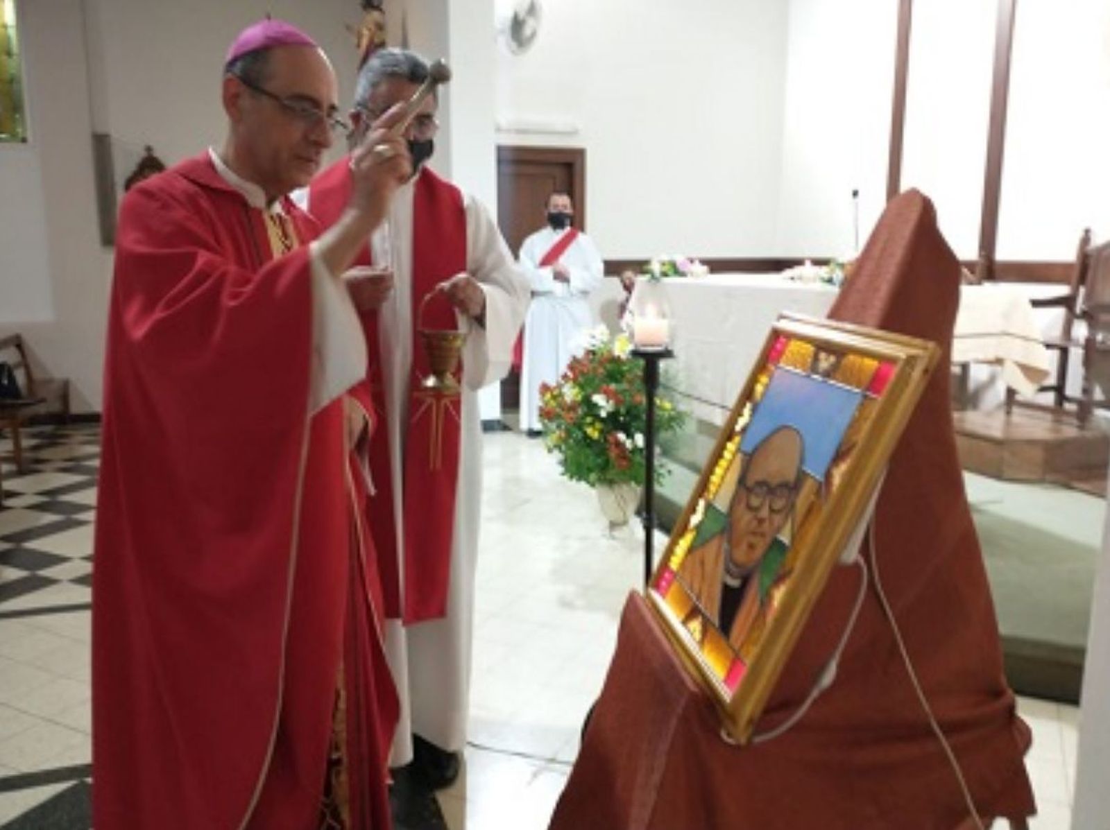 Mons. Fernández bendice un vitral del beato Angelelli