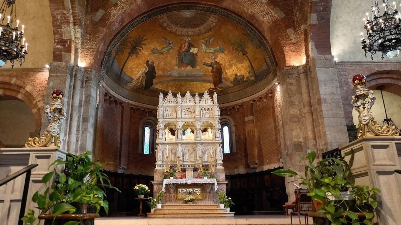 El Arca de San Agustín en la Basílica de San Pedro en Ciel d'Oro en Pavía