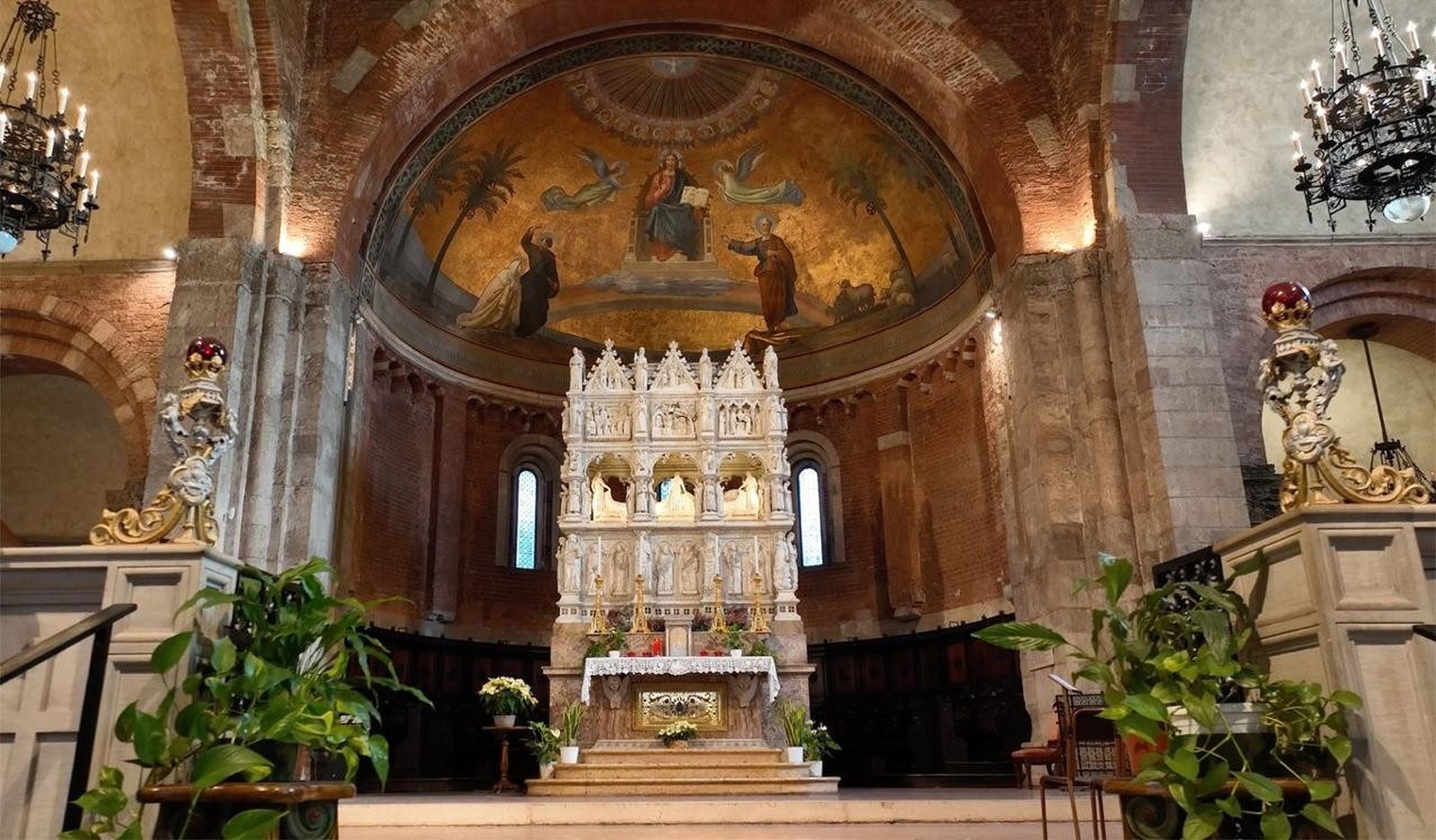 El Arca de San Agustín en la Basílica de San Pedro en Ciel d'Oro en Pavía