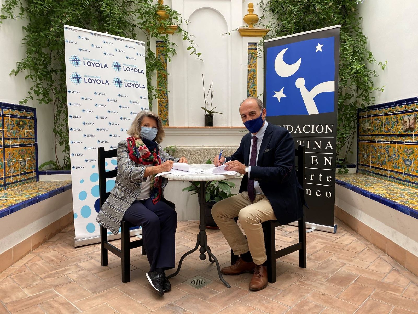 Gabriel Pérez Alcalá, y Cristina Heeren firman el convenio de colaboración