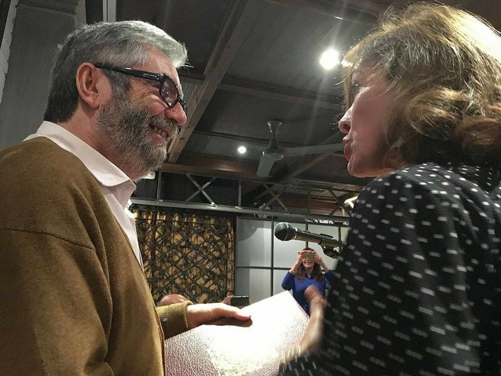 Muñoz Molina recibe un ejemplar de La Biblia del Oso